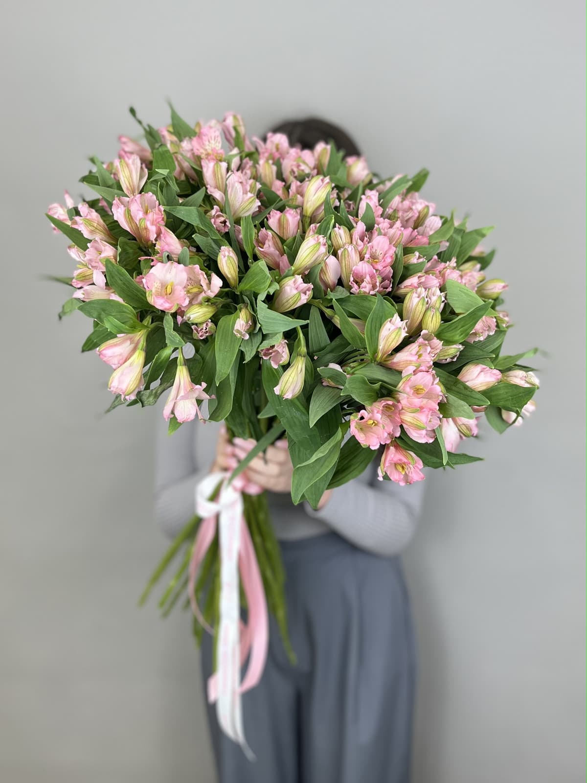 Весенний букет из 25 альстромерий "Elegance"