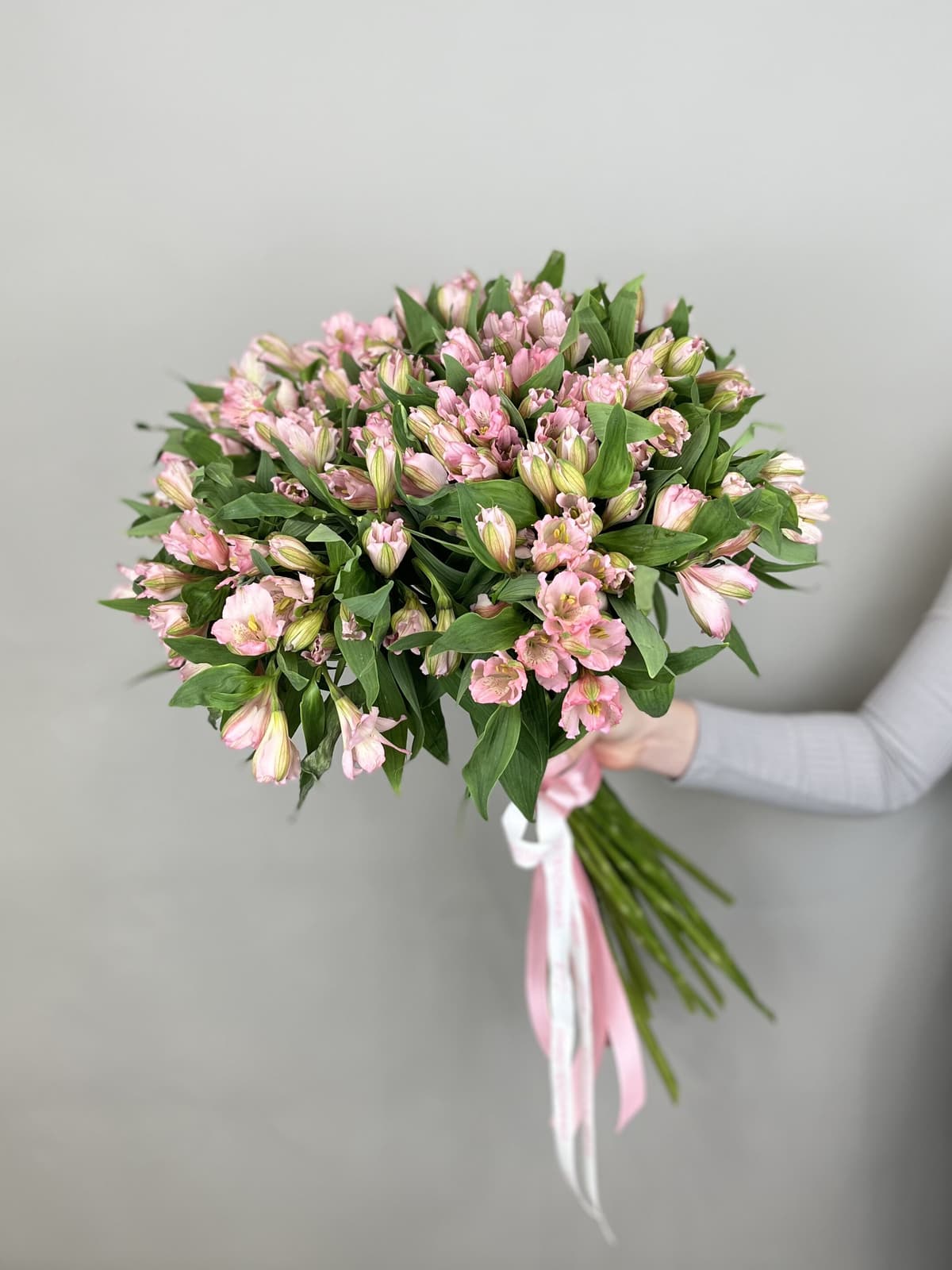 Весенний букет из 25 альстромерий "Elegance"