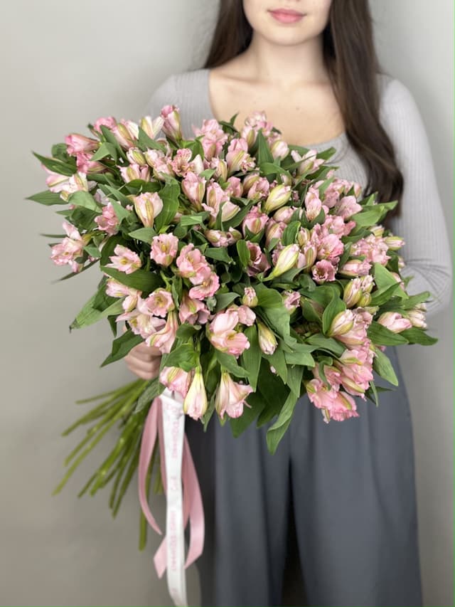 Весенний букет из 25 альстромерий "Elegance" Весенний букет из 25 альстромерий "Elegance"