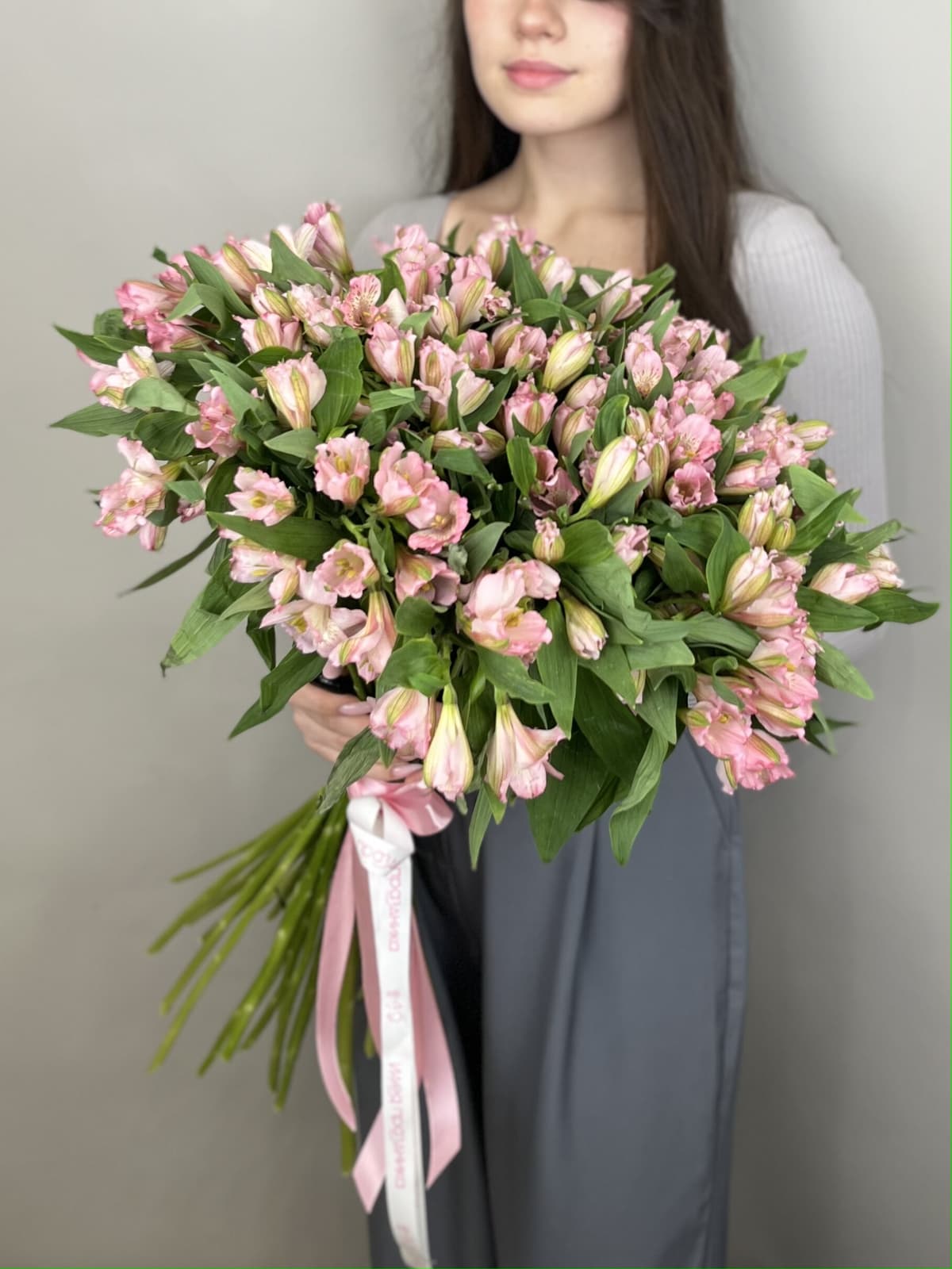 Весенний букет из 25 альстромерий "Элегантность"