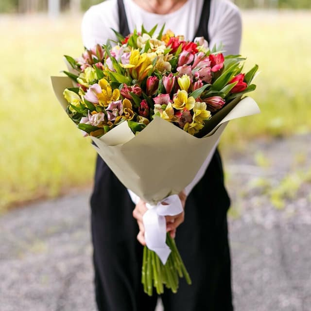 Шикарный букет из 25 Альстромерий микс в крафте Шикарный букет из 25 Альстромерий микс в крафте