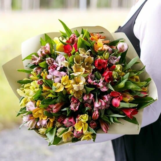 Шикарный букет из 25 Альстромерий микс в крафте