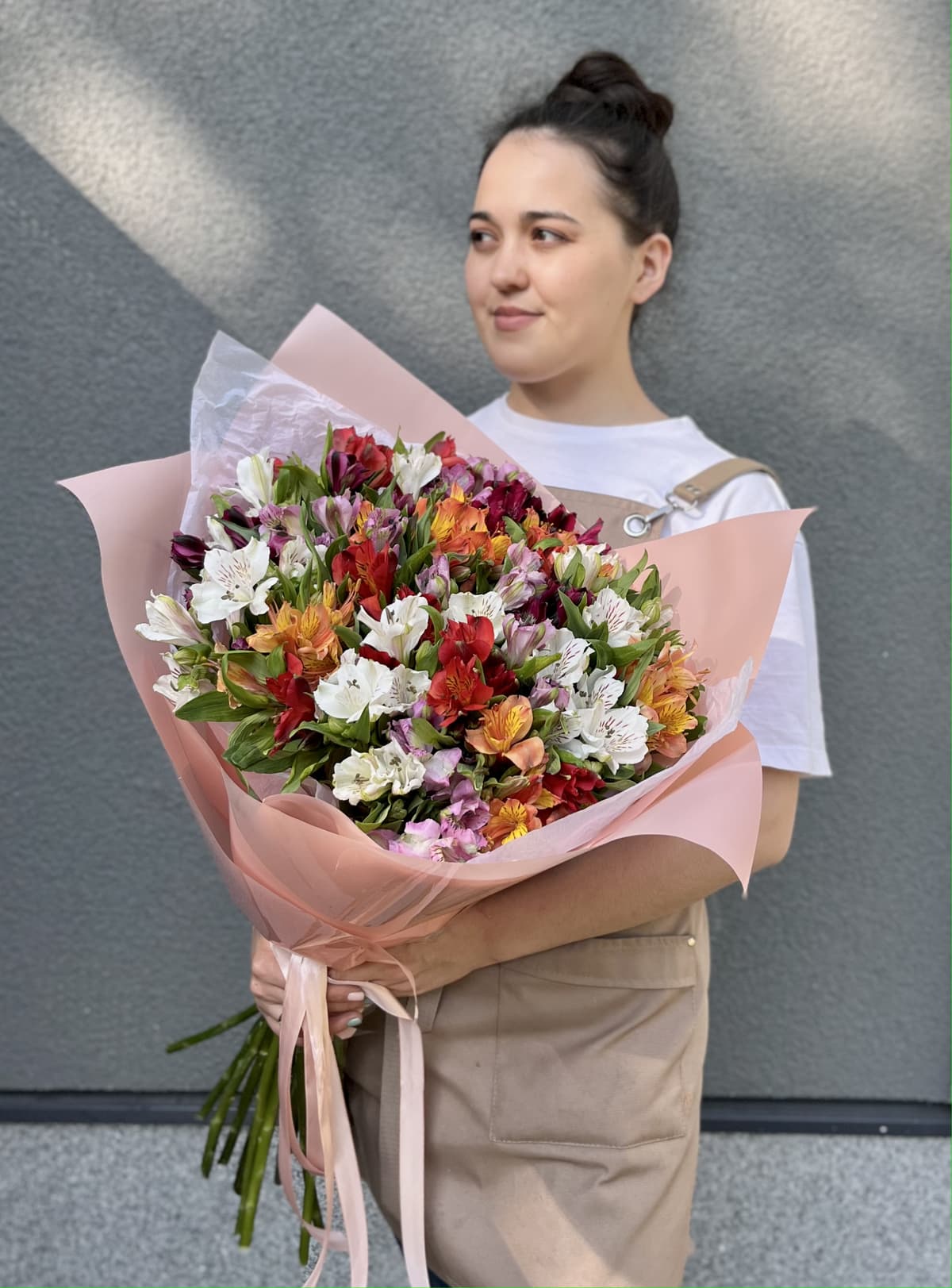 Красивый букет из 25 Альстромерий микс в матовой бумаге