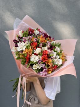 Красивый букет из 25 Альстромерий микс в матовой бумаге