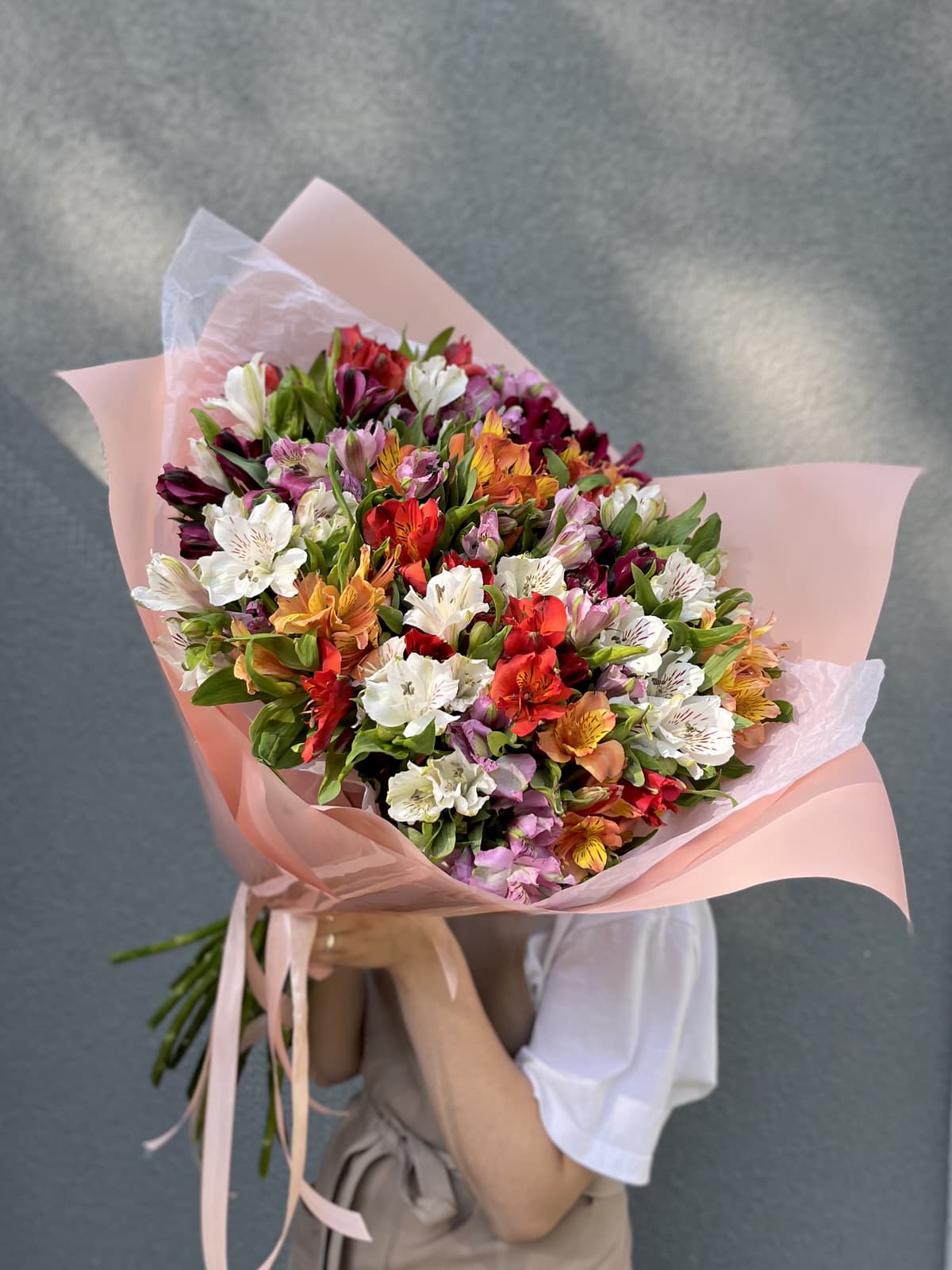 Красивый букет из 25 Альстромерий микс в матовой бумаге