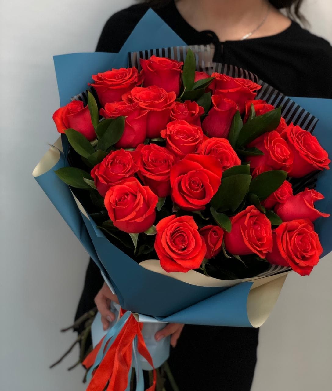 Популярный букет из 25 алых Роз Эквадор с зеленью в матовой бумаге 50 см