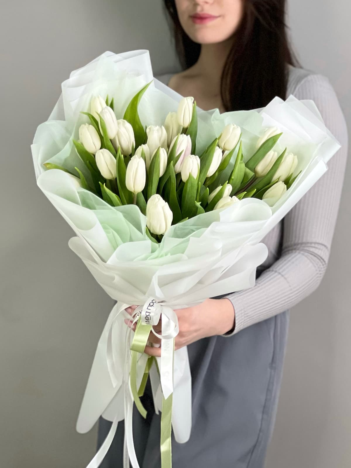 Букет из 25 белых тюльпанов в фирменной упаковке