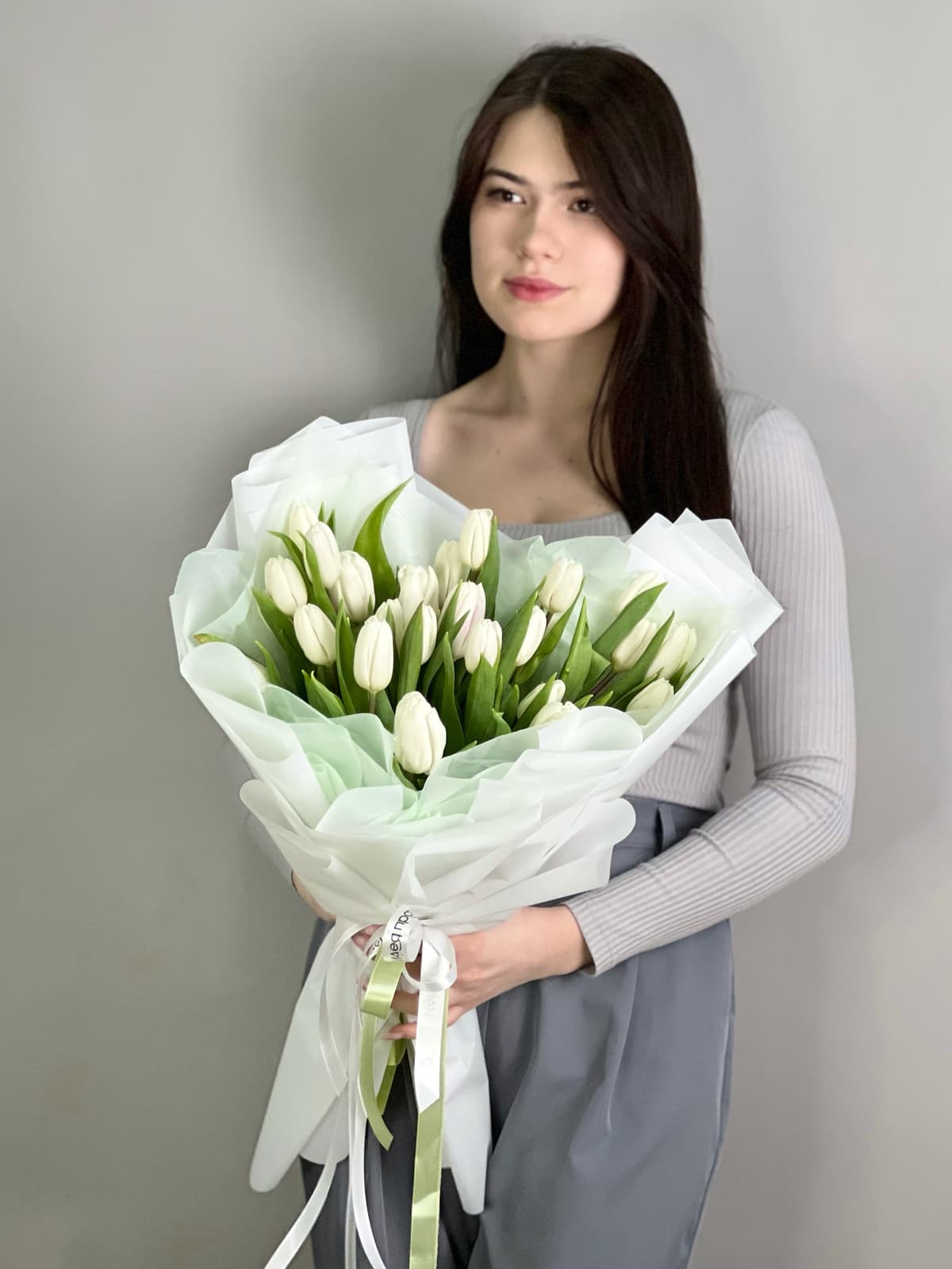 Букет из 25 белых тюльпанов в фирменной упаковке