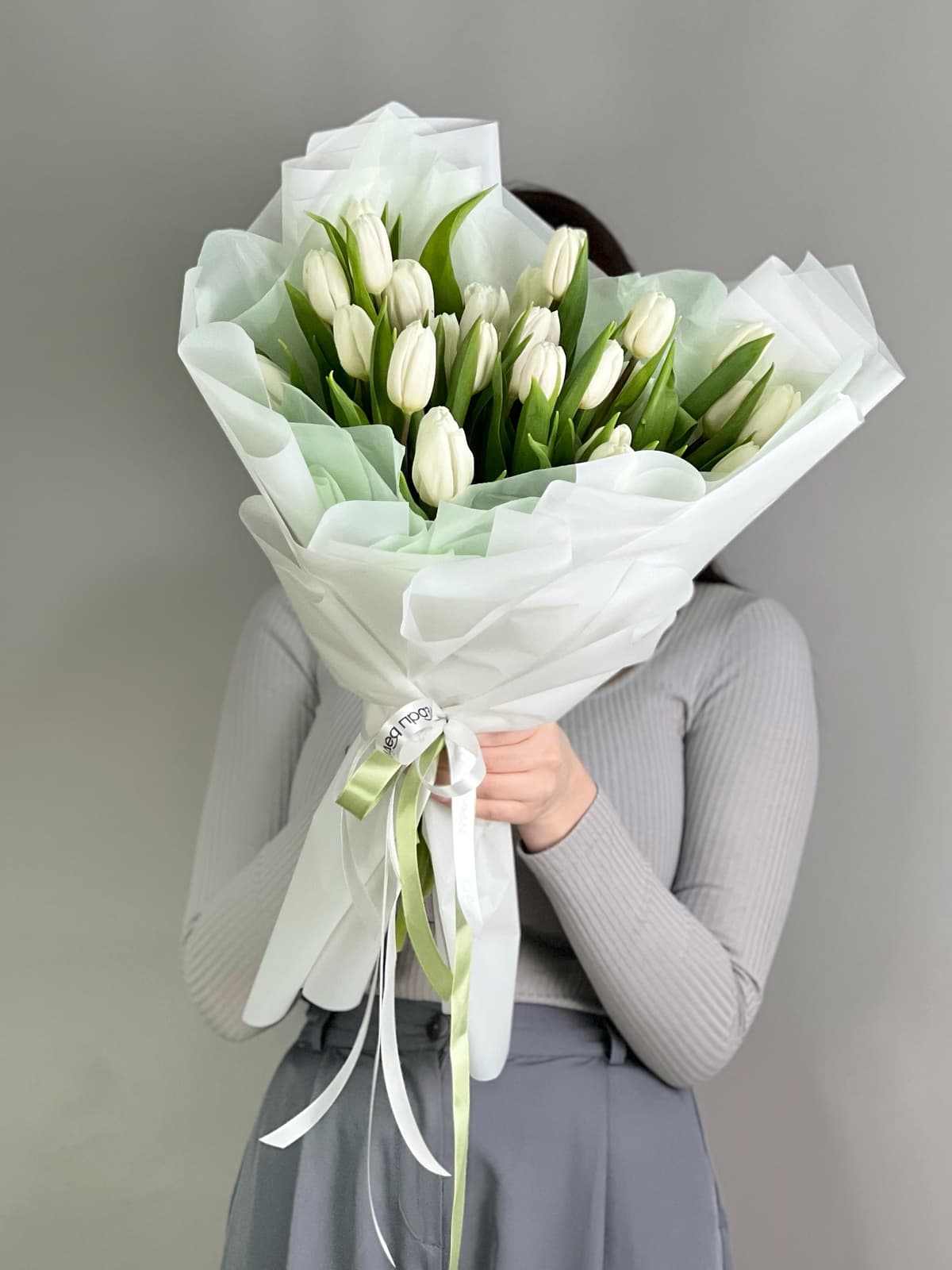 Букет из 25 белых тюльпанов в фирменной упаковке