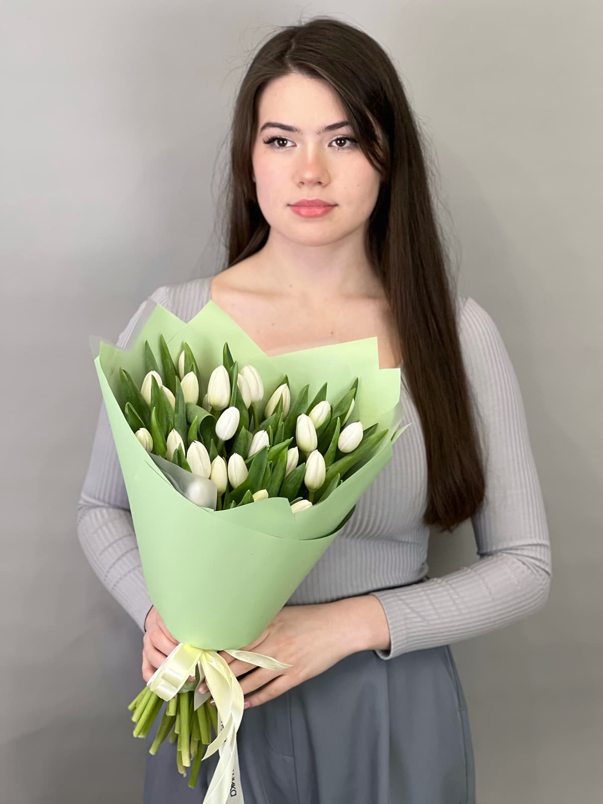 Нежный букет из 25 белых тюльпанов