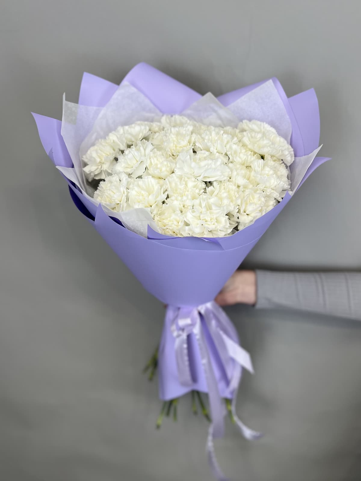 Красочный букет из 25 белых диантусов