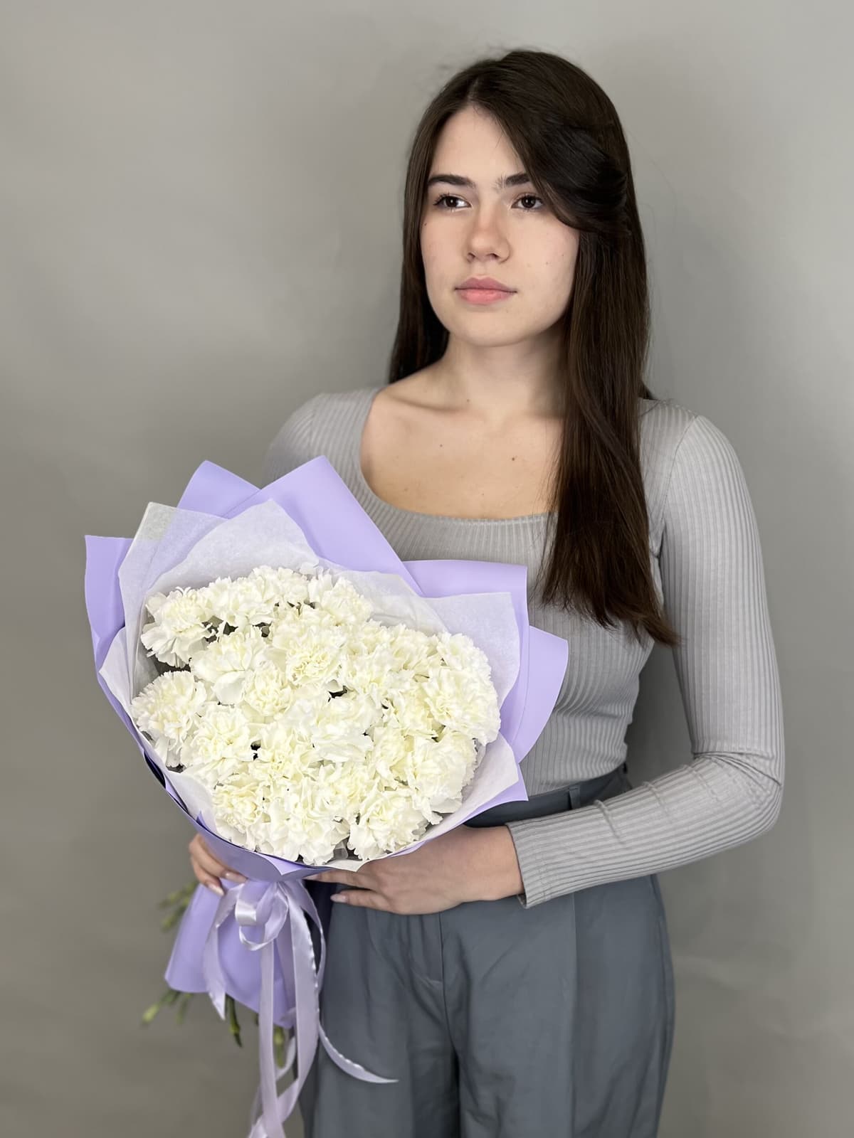 Красочный букет из 25 белых диантусов