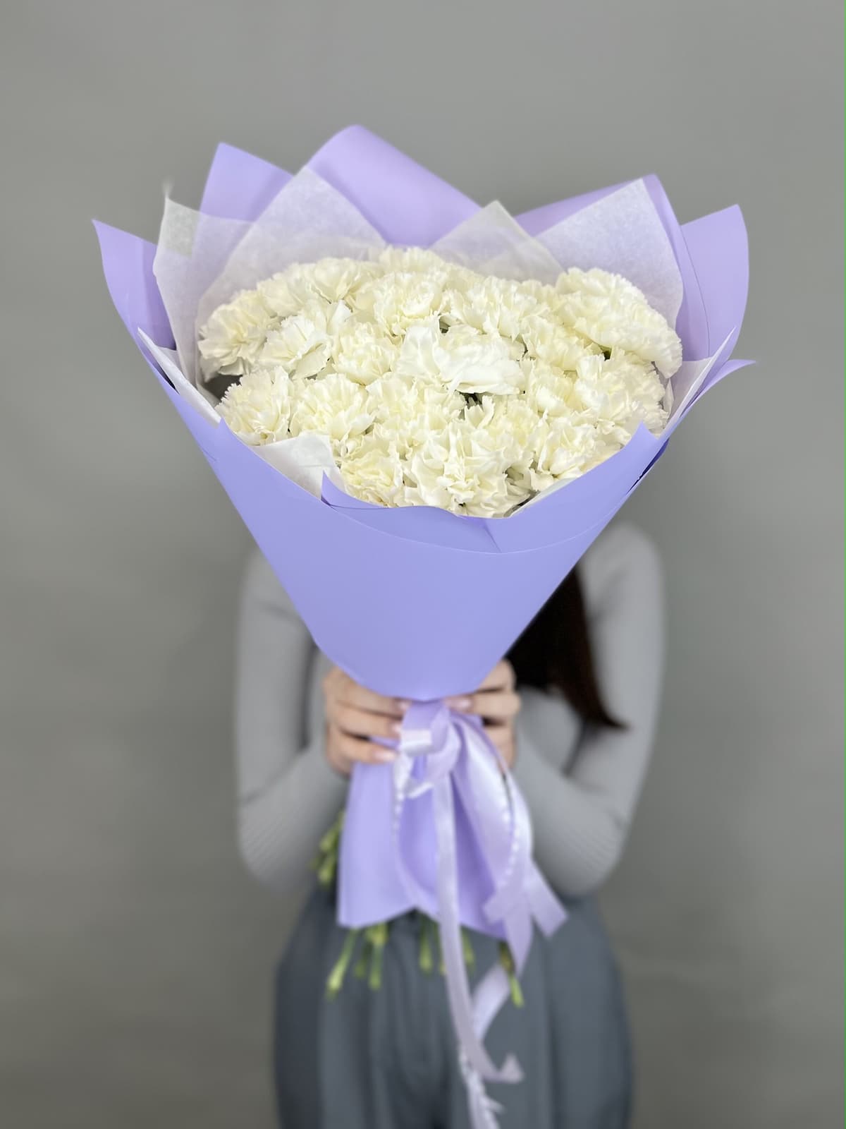 Красочный букет из 25 белых диантусов