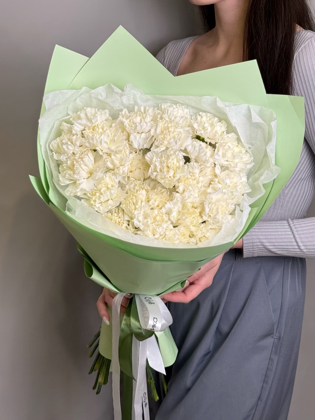 Красочный букет из 25 белых диантусов