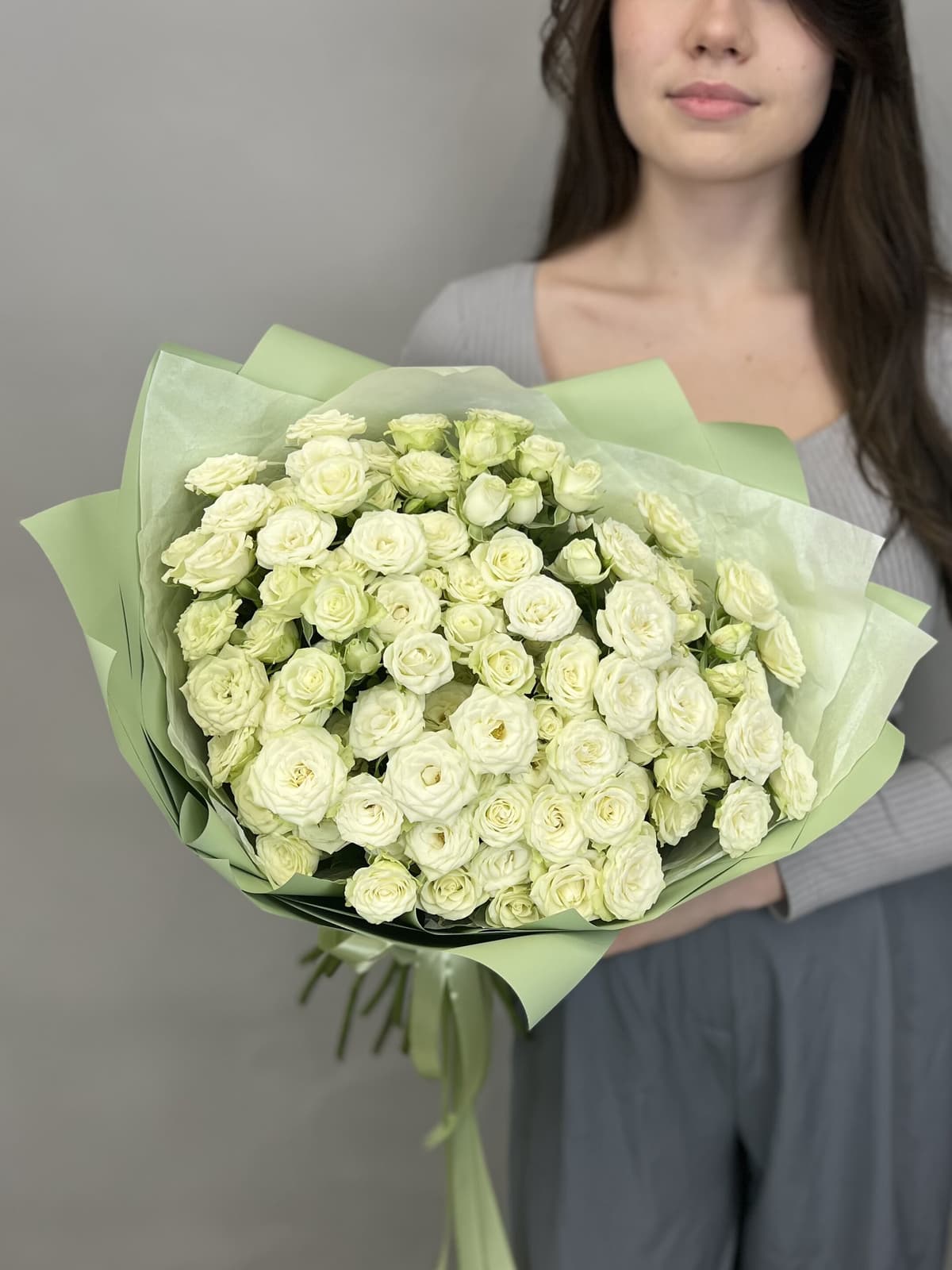 Популярный букет из 25 белых кустовых роз