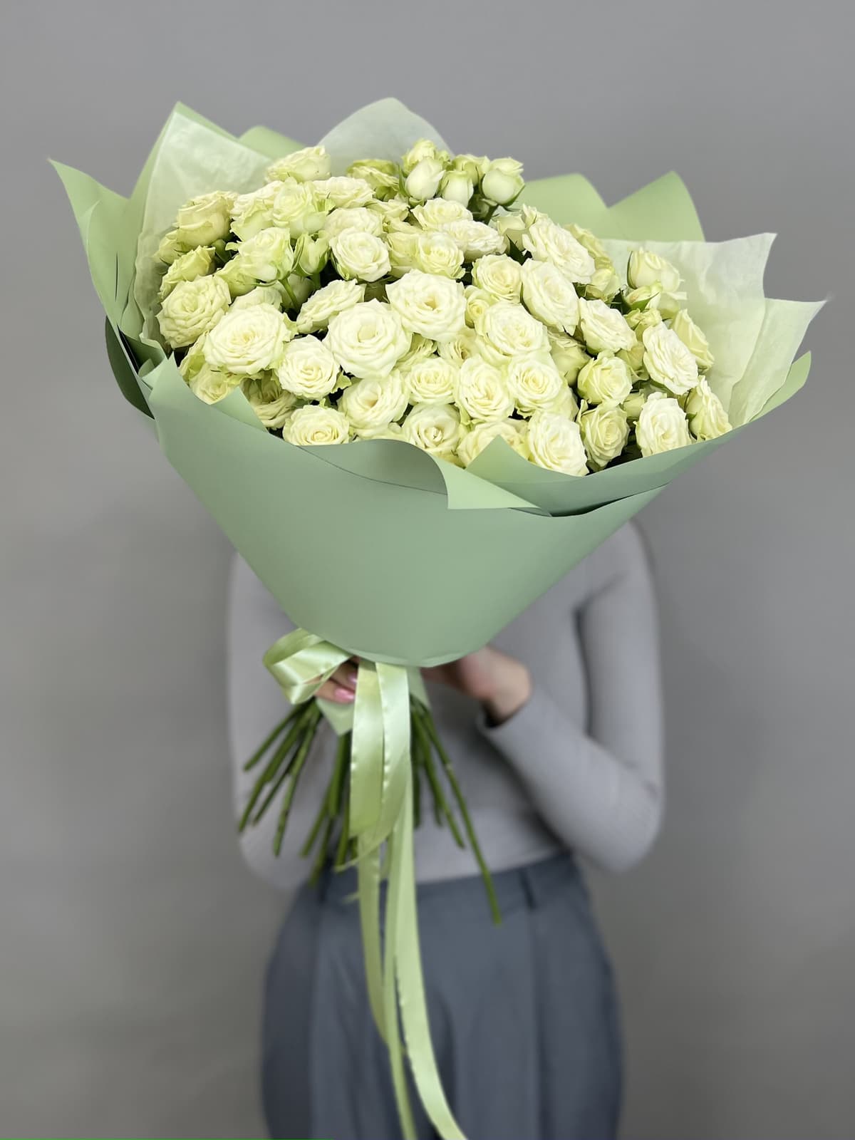 Популярный букет из 25 белых кустовых роз