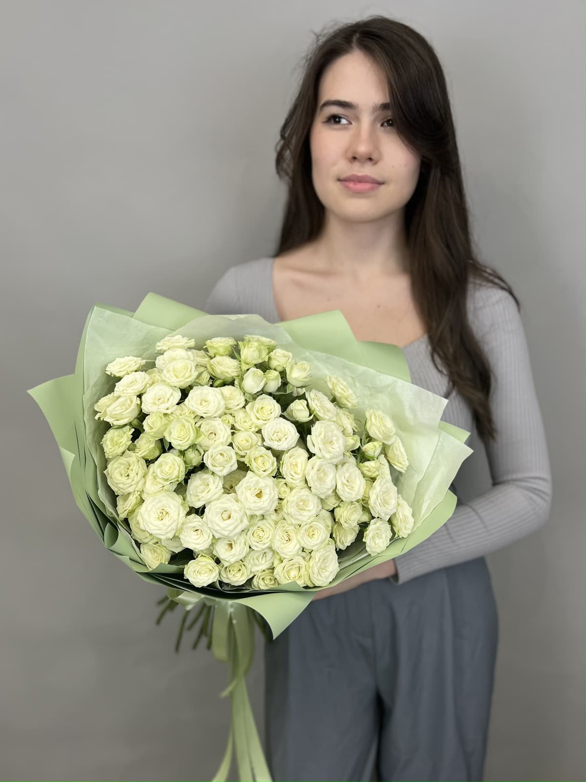 Популярный букет из 25 белых кустовых роз