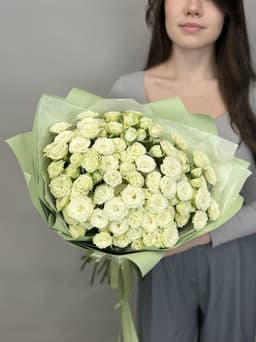 Популярный букет из 25 белых кустовых роз