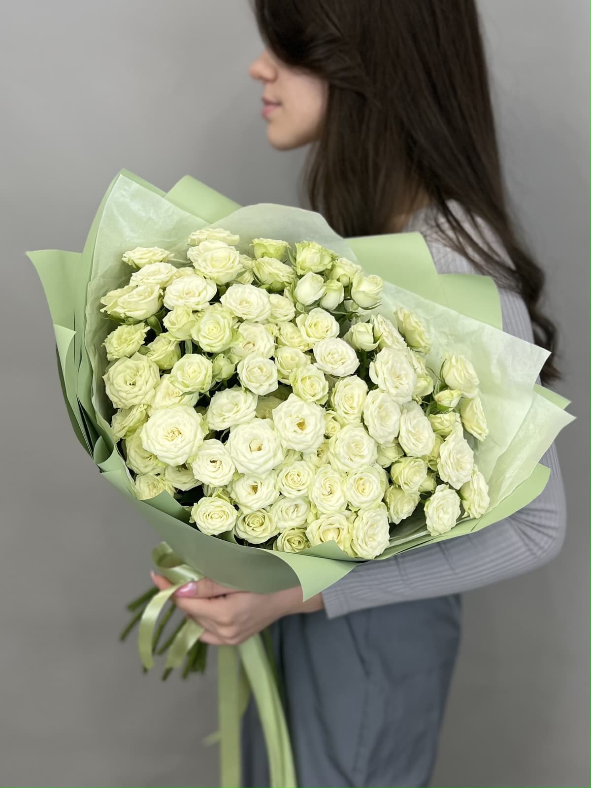 Популярный букет из 25 белых кустовых роз