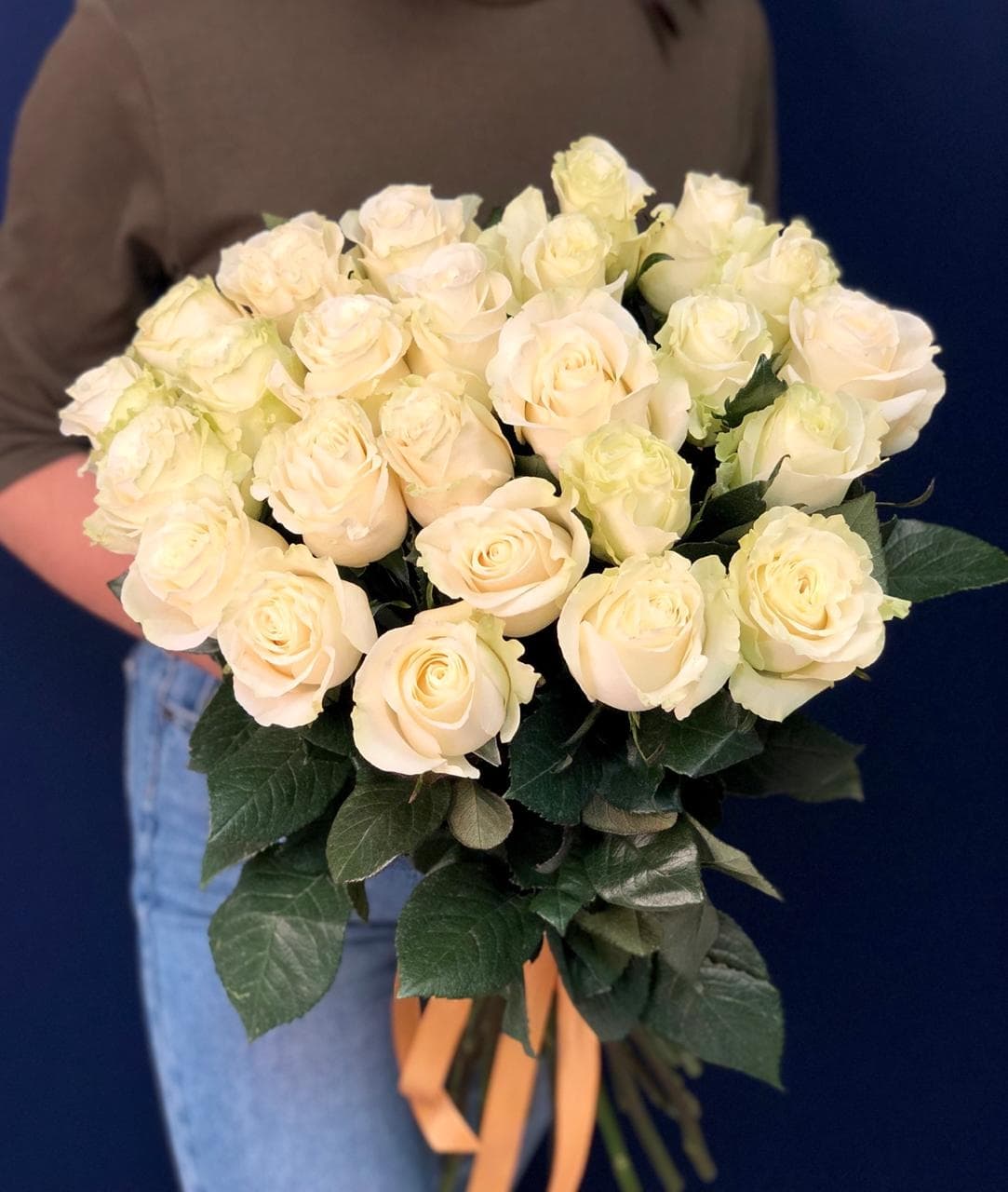 Букет из 25 белых роз Эквадор 60 см