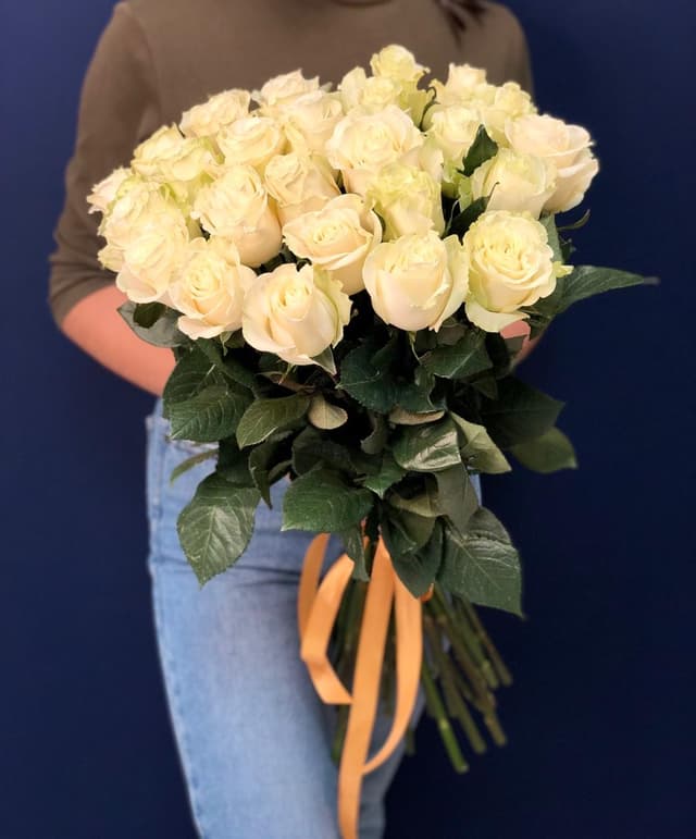 Букет из 25 белых роз Эквадор 80 см Букет из 25 белых роз Эквадор 80 см