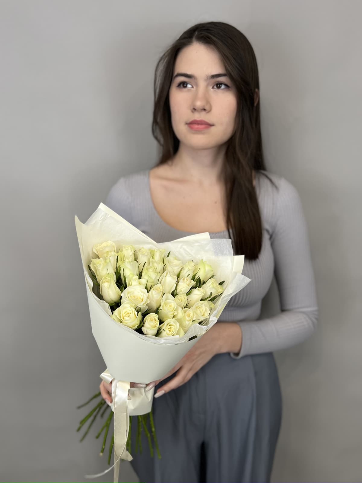 Цветочный букет из 25 белых роз Кения 35-40 см в матовой бумаге