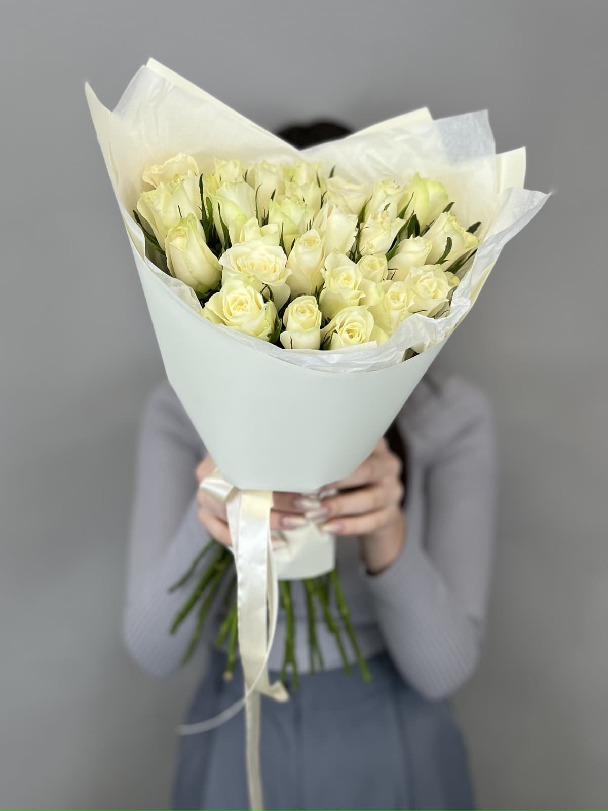 Цветочный букет из 25 белых роз Кения 35-40 см в матовой бумаге