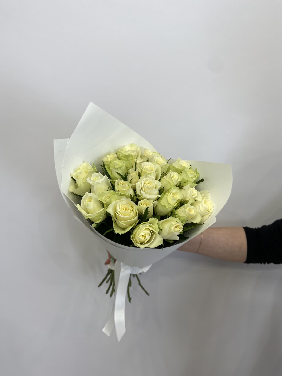 Цветочный букет из 25 белых роз Кения 35-40см в матовом оформлении