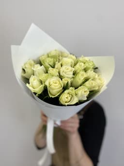 Цветочный букет из 25 белых роз Кения 35-40см в матовом оформлении