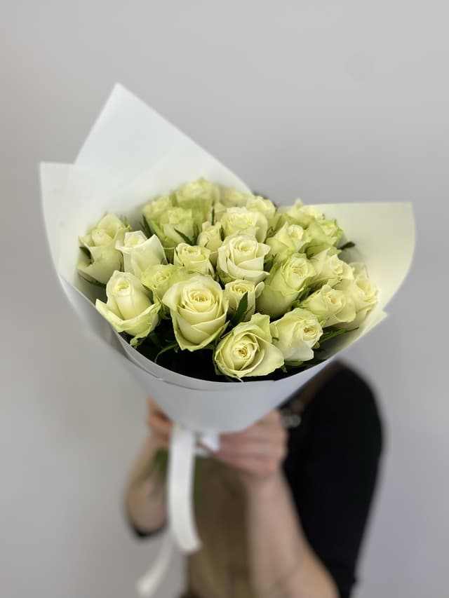 Цветочный букет из 25 белых роз Кения 35-40см в матовом оформлении Цветочный букет из 25 белых роз Кения 35-40см в матовом оформлении