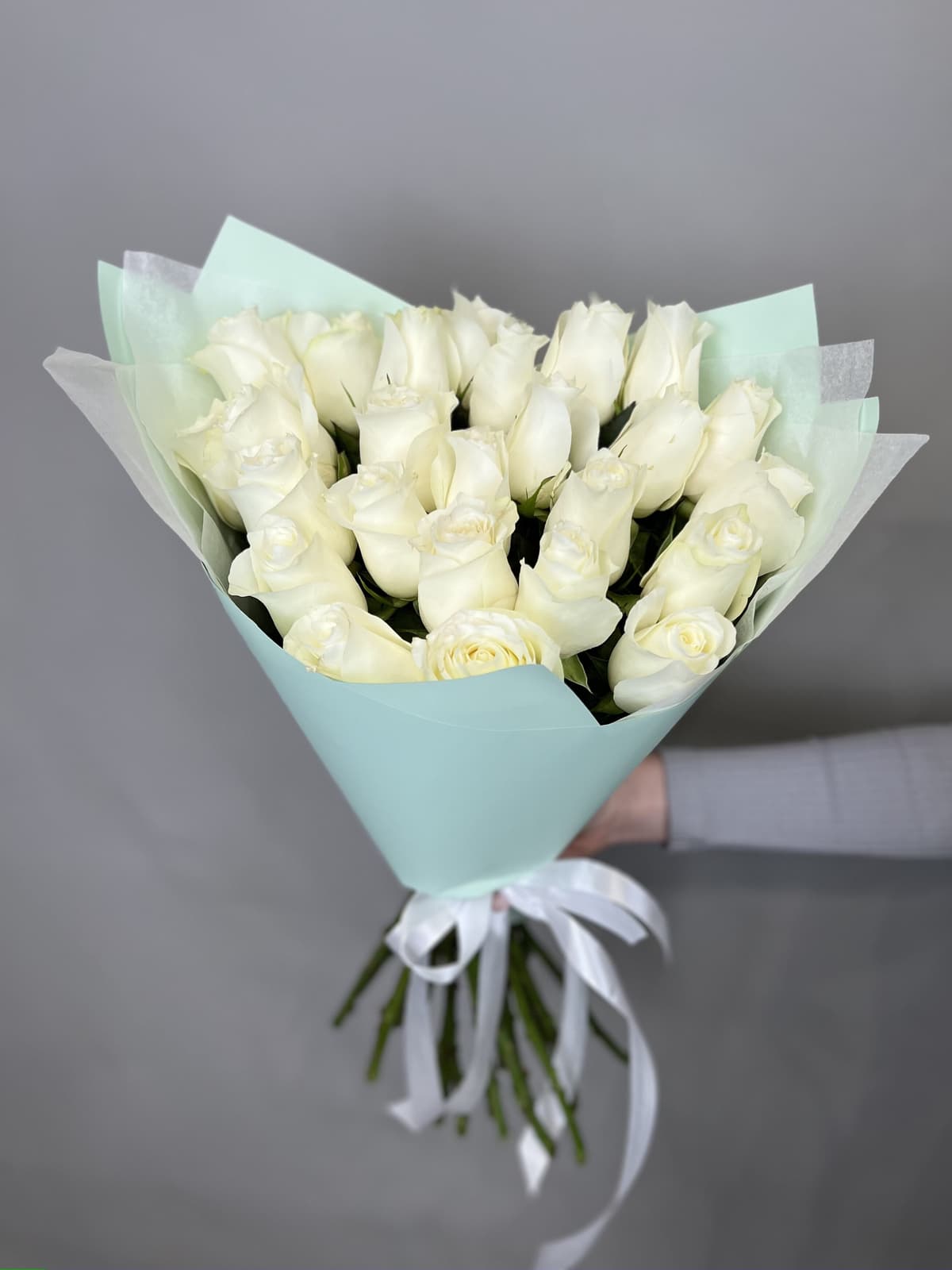 Свежий букет из 25 белых роз стандарт 50 см в оформлении