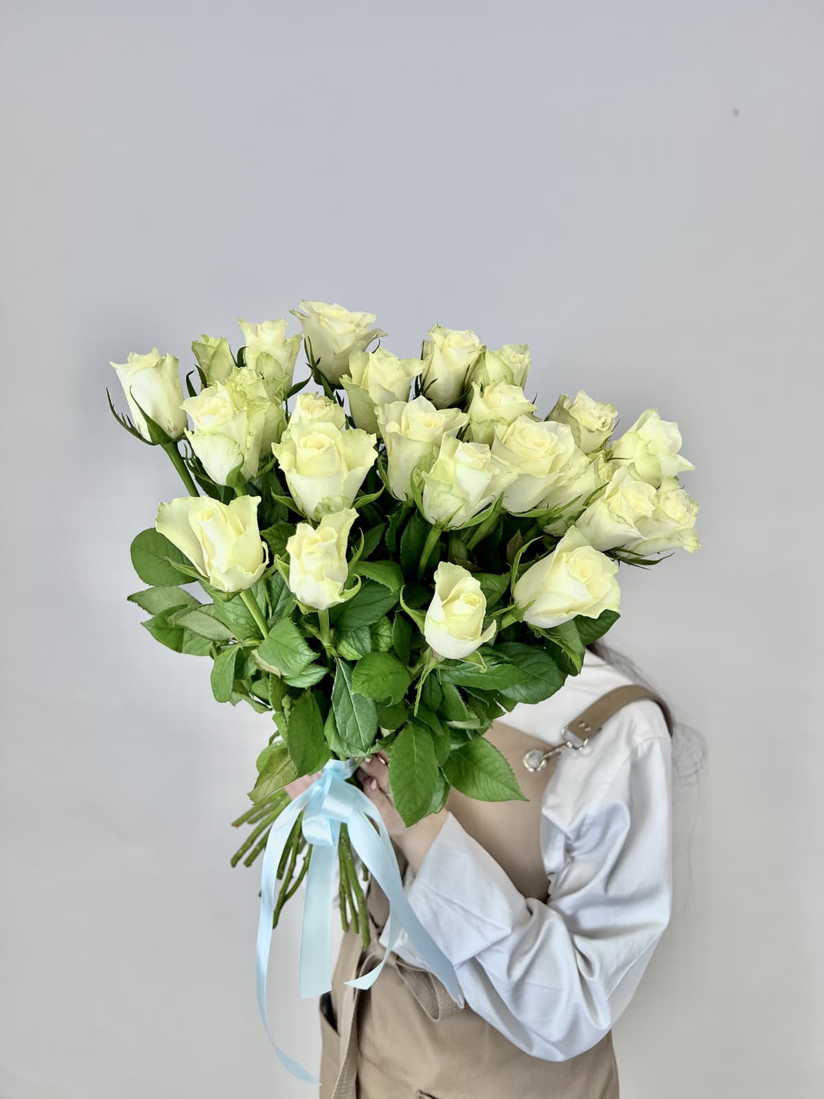 Красочный букет из 25 белых роз стандарт 50 см