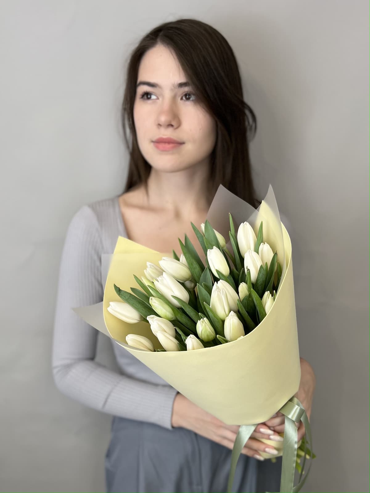 Букет из 25 белых тюльпанов в фоамиране Жукова