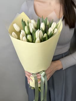 Роскошный букет из 25 белых тюльпанов в фоамиране