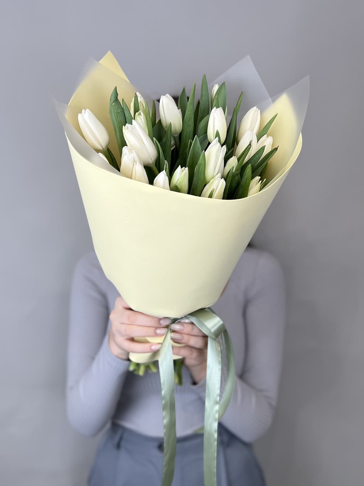 Роскошный букет из 25 белых тюльпанов в фоамиране