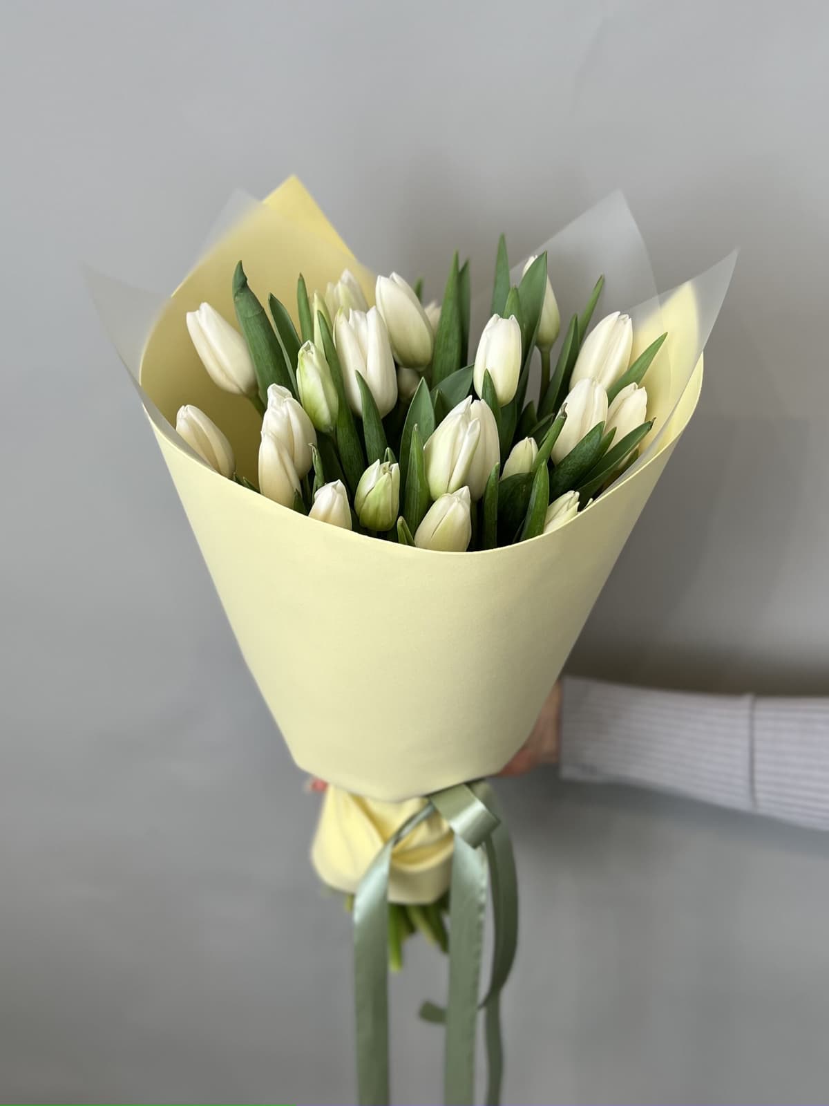 Роскошный букет из 25 белых тюльпанов в фоамиране