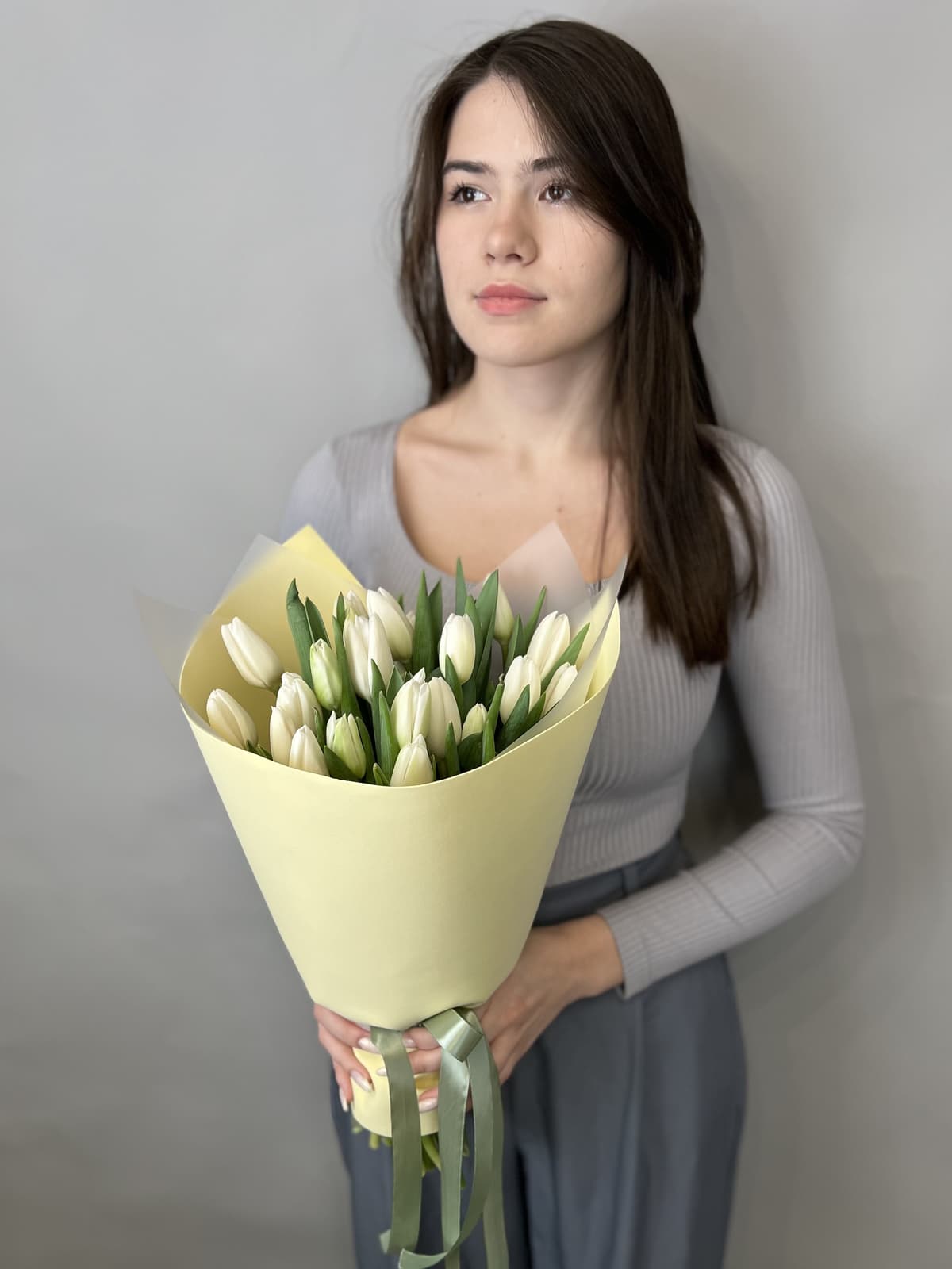 Роскошный букет из 25 белых тюльпанов в фоамиране