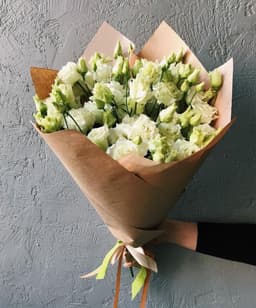 Красочный букет из 25 Эустом в крафте Уфа