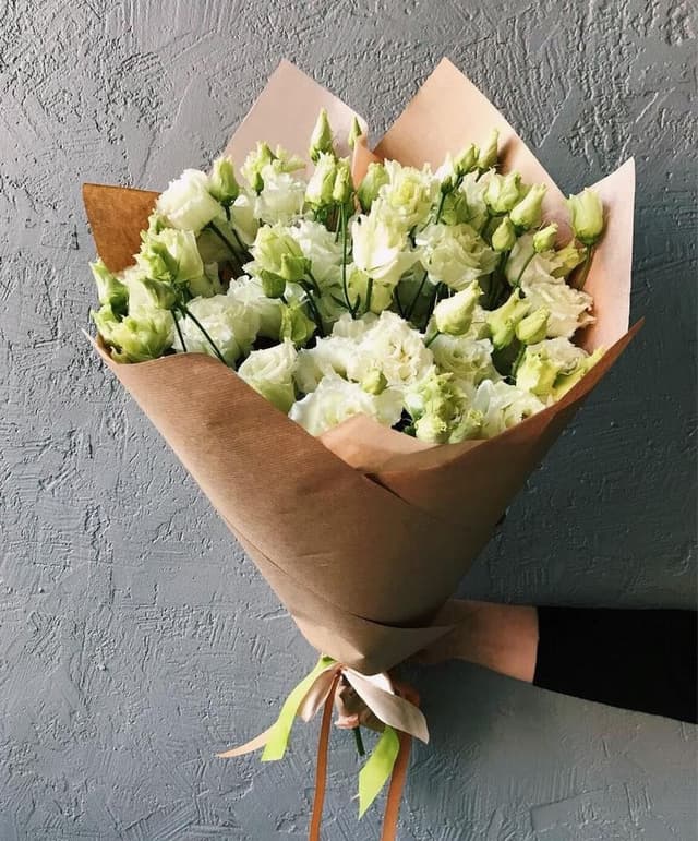 Красочный букет из 25 Эустом в крафте Красочный букет из 25 Эустом в крафте