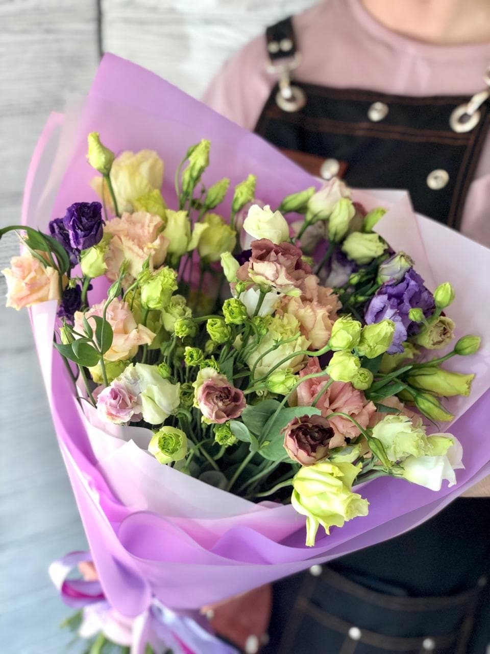 Праздничный букет из 25 эустом в матовой бумаге