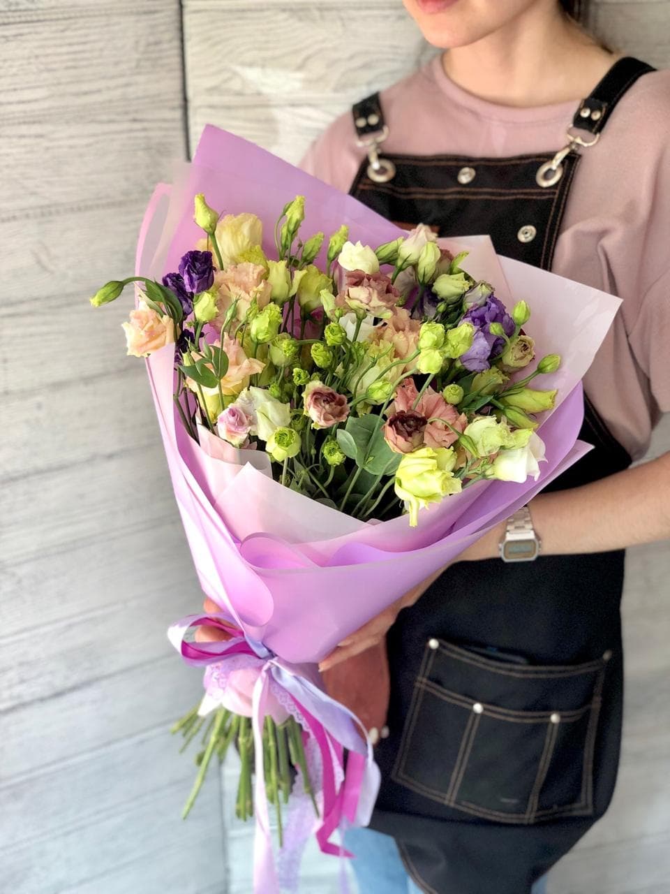 Праздничный букет из 25 эустом в матовой бумаге