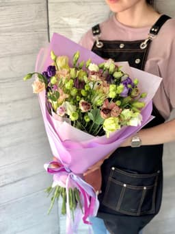 Праздничный букет из 25 эустом в матовой бумаге