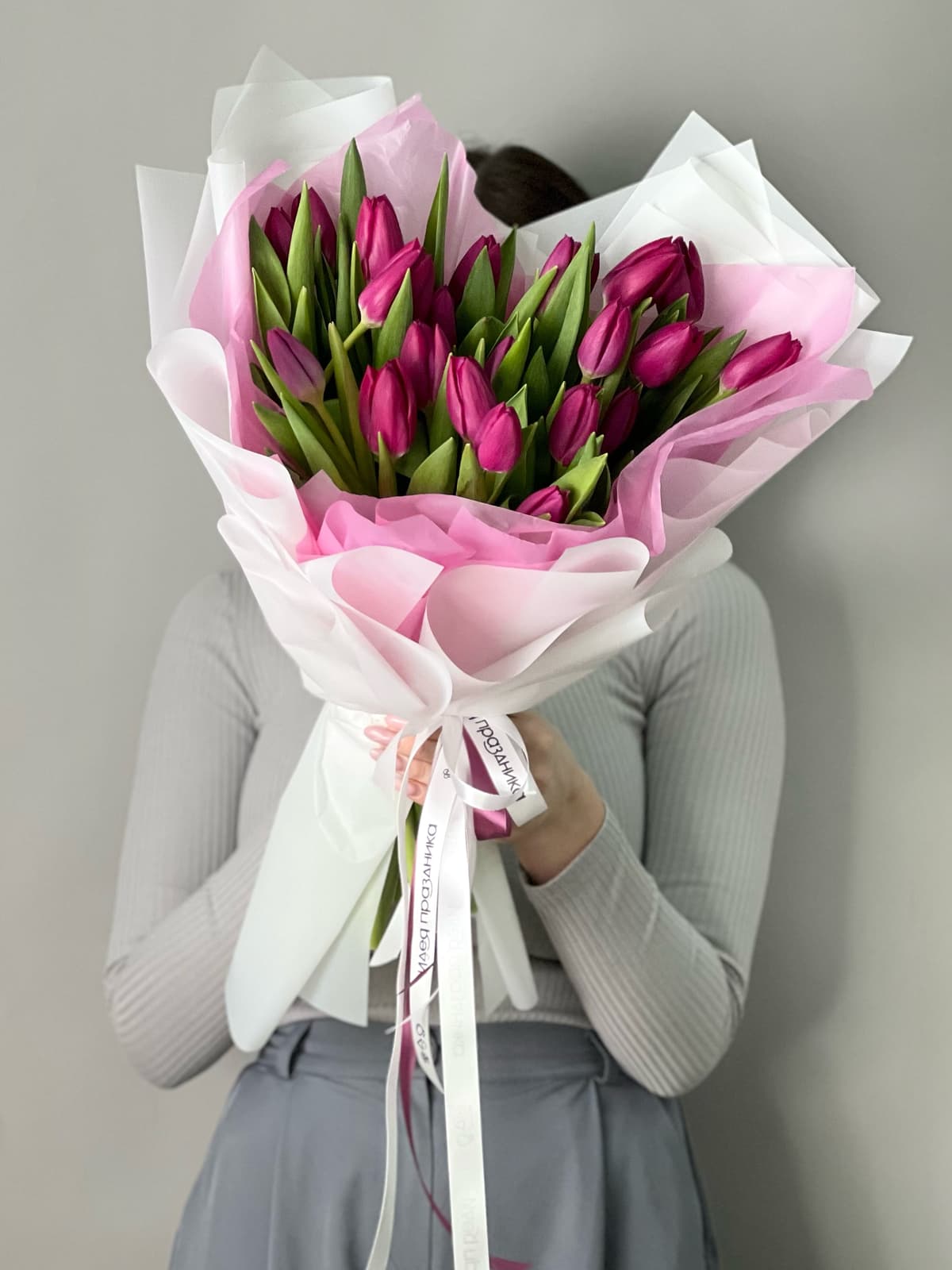 Букет из 25 фиолетовых тюльпанов в фирменной упаковке