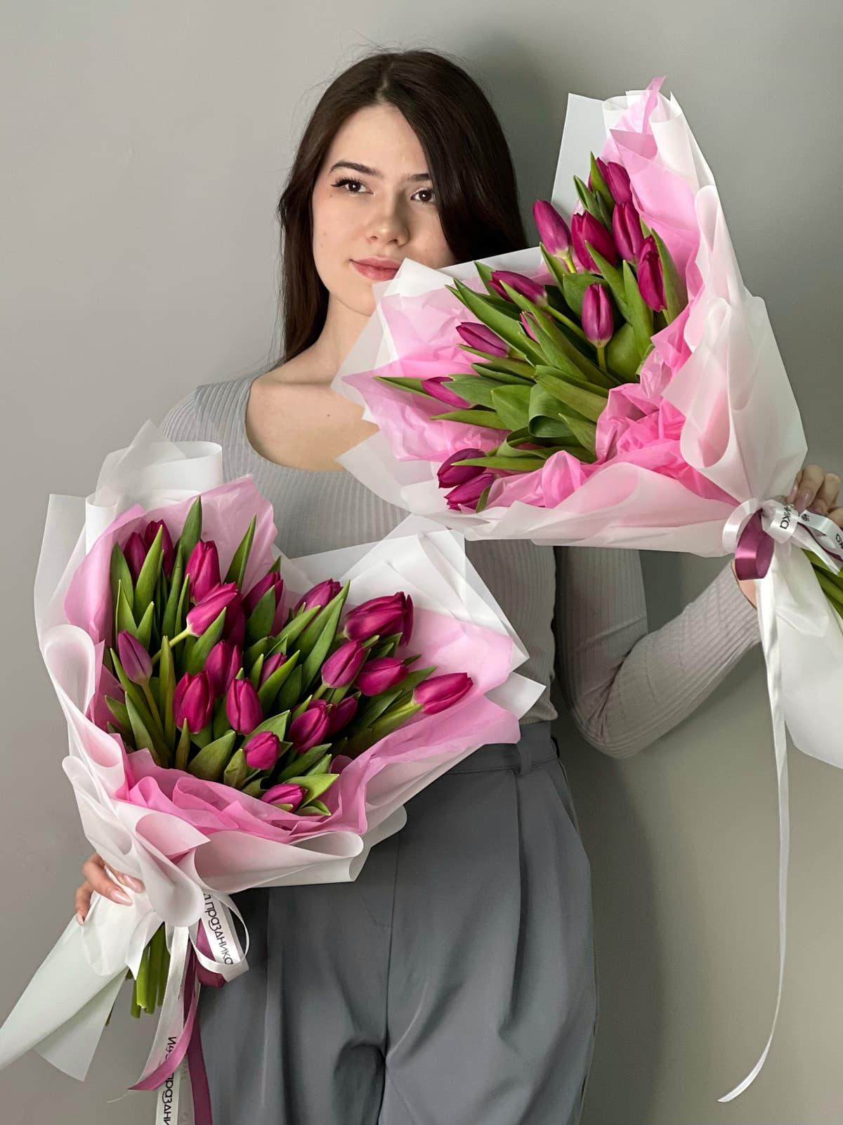 Букет из 25 фиолетовых тюльпанов в фирменной упаковке