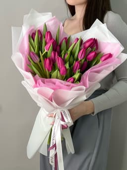 Букет из 25 фиолетовых тюльпанов в фирменной упаковке