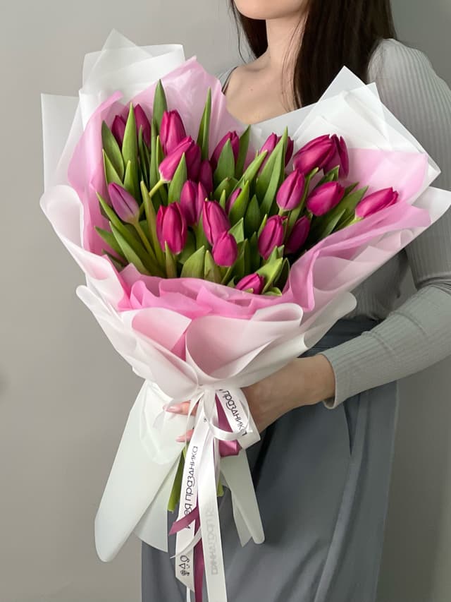 Букет из 25 фиолетовых тюльпанов в фирменной упаковке Букет из 25 фиолетовых тюльпанов в фирменной упаковке