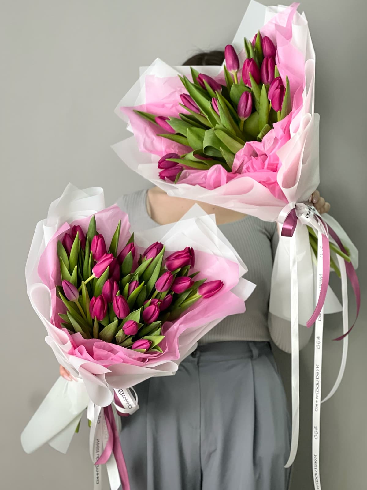 Букет из 25 фиолетовых тюльпанов в фирменной упаковке