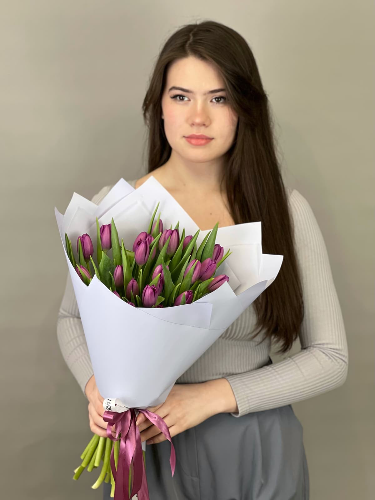 Букет из 25 фиолетовых тюльпанов