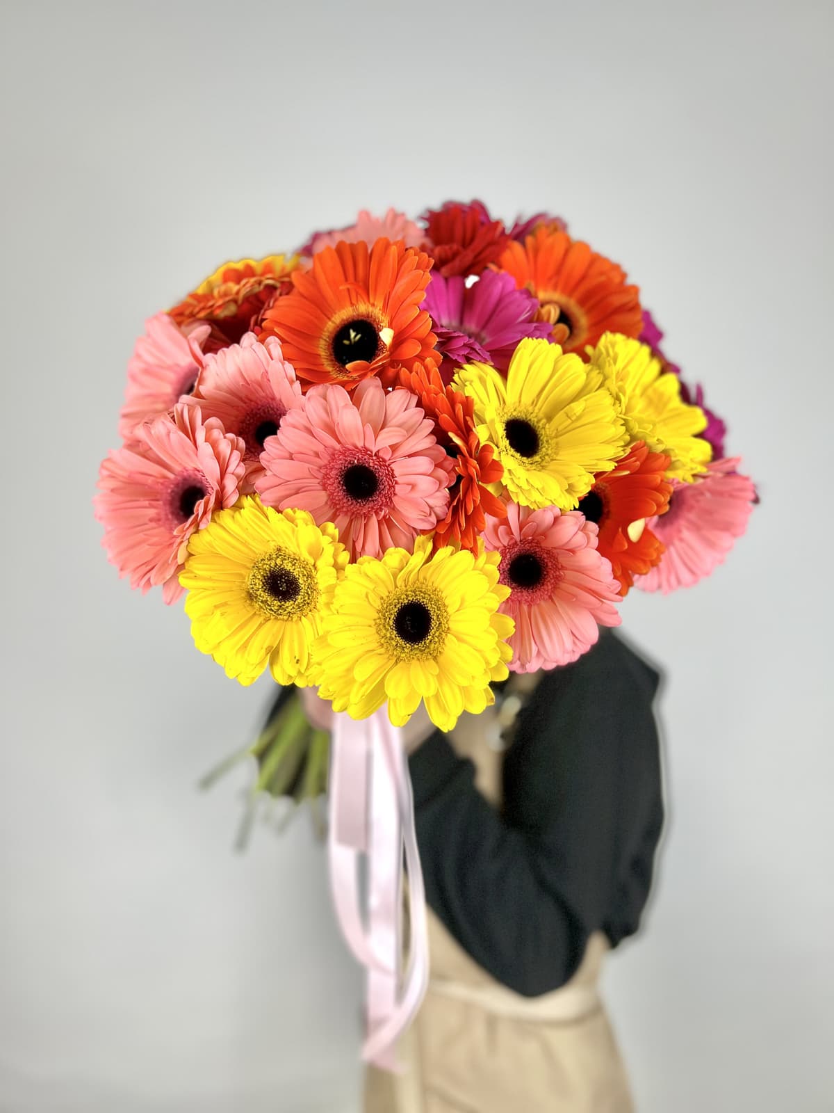 Дизайнерский букет из 25 гербер ассорти