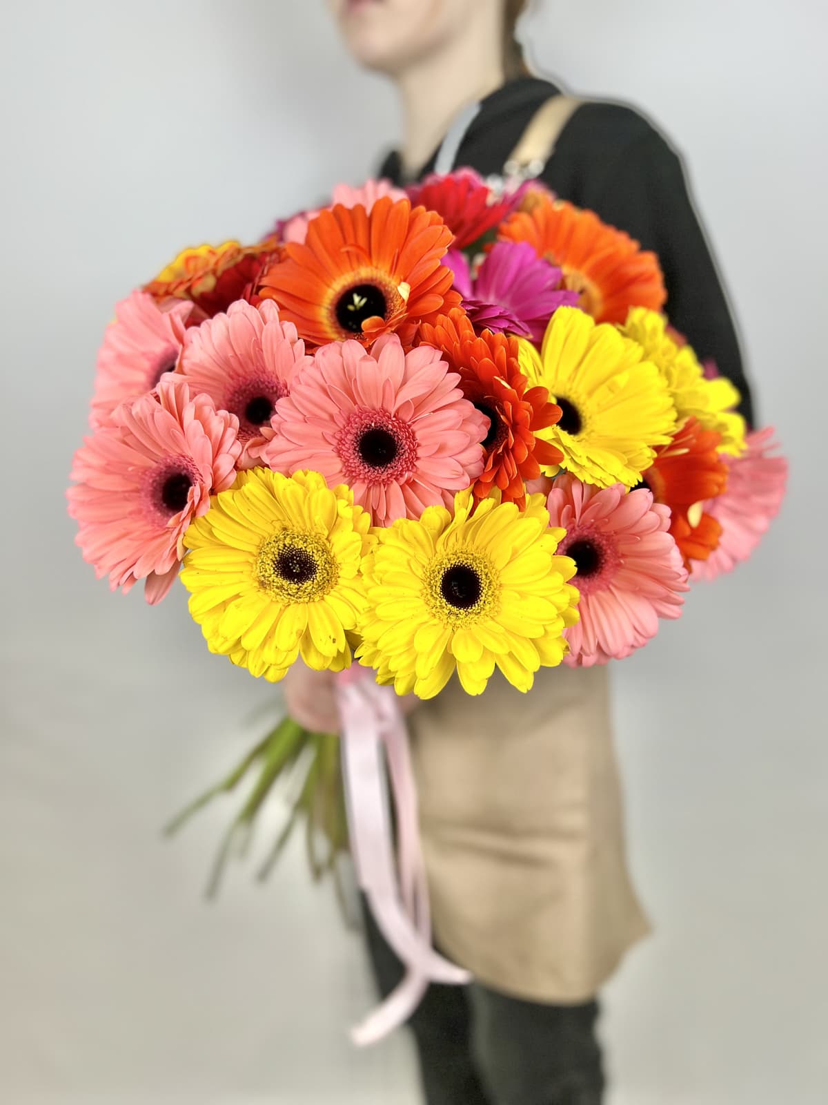 Дизайнерский букет из 25 гербер ассорти